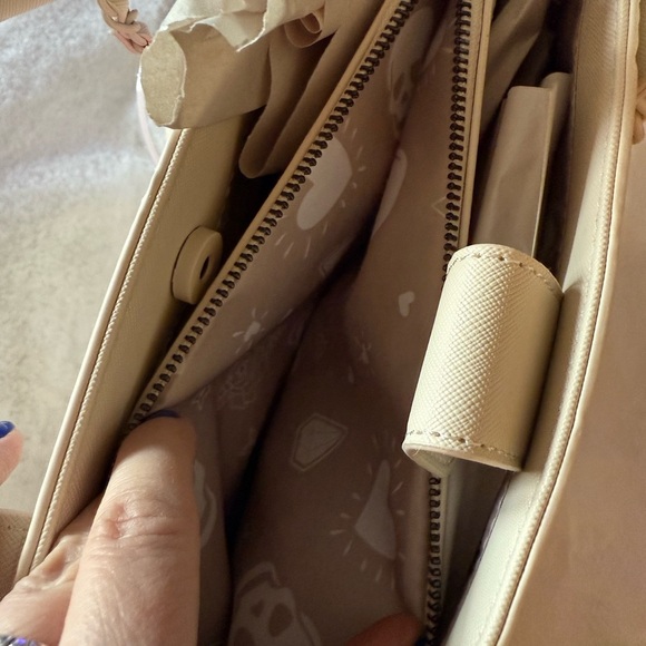 Betsey Johnson "skulltastic" 2 PC large skull tote and wristlet XOKIARA2 white - Picture 12 of 13